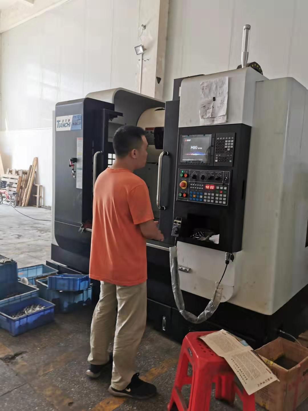 五軸數(shù)控加工中心